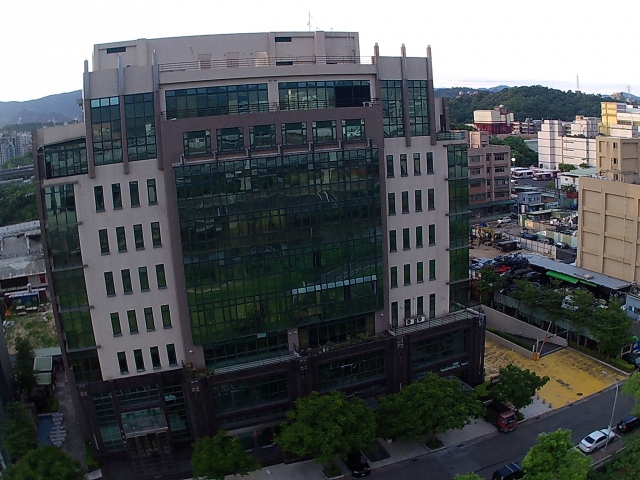內湖區基隆河畔對岸環東高架-戶外廣告